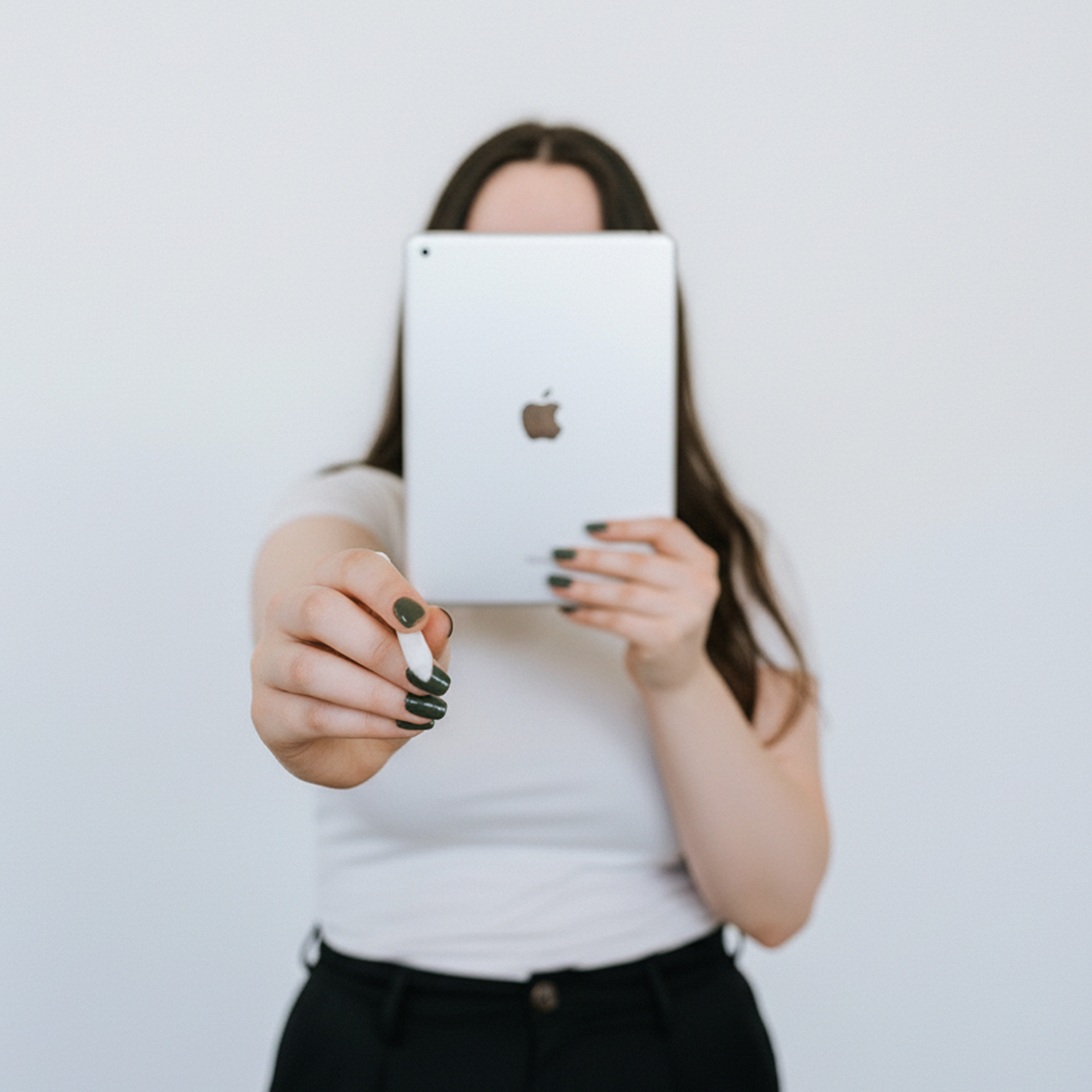 Rosella Moens houdt een iPad vast